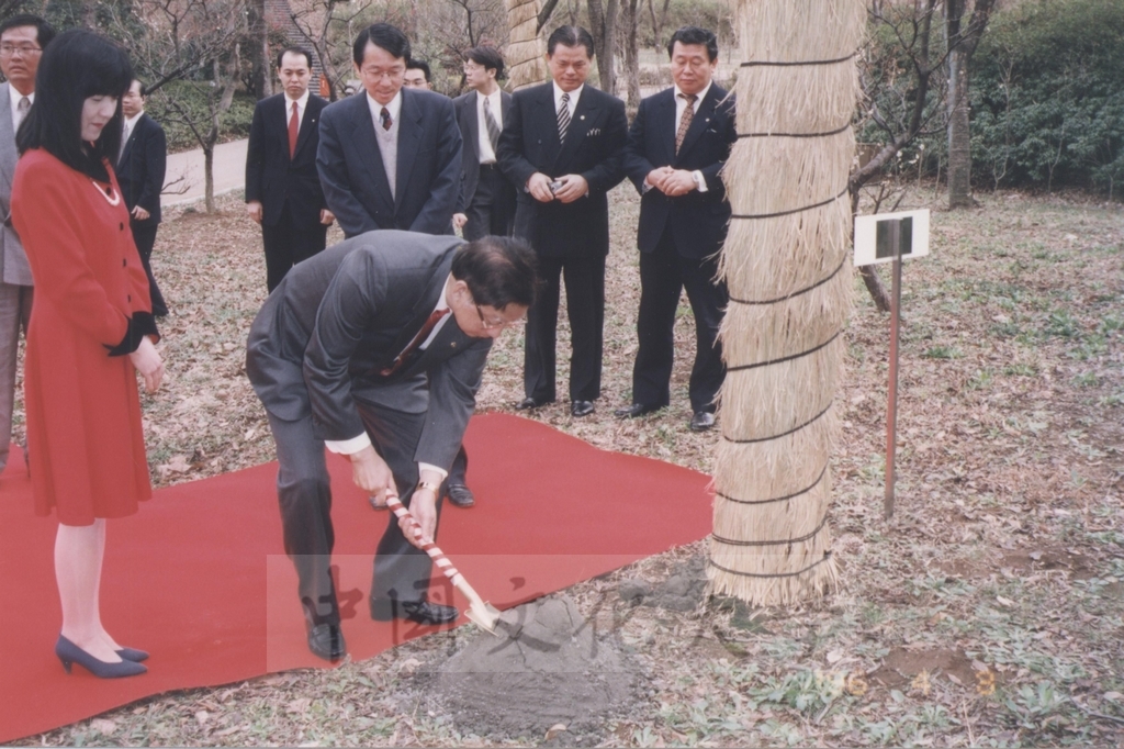 1996年4月3日創價大學於創價學會牧口紀念館庭苑舉行名人植樹儀式，董事長張鏡湖及校長林彩梅分植櫻花樹乙棵的圖檔，第1張，共4張